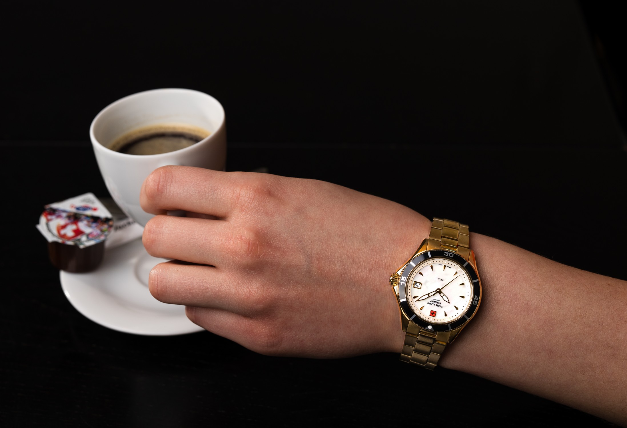 SWISS ALPINE MILITARY  Женские швейцарские часы, кварцевый механизм, сталь с покрытием, 36 мм